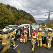 VERKEHRSUNFALL MIT EINGEKLEMMTER PERSON