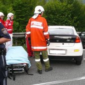 Schwerer Verkehrsunfall mit Menschenrettung, hydraulisches Rettungsgerät im Einsatz