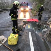 Aufräumarbeiten nach Verkehrsunfall