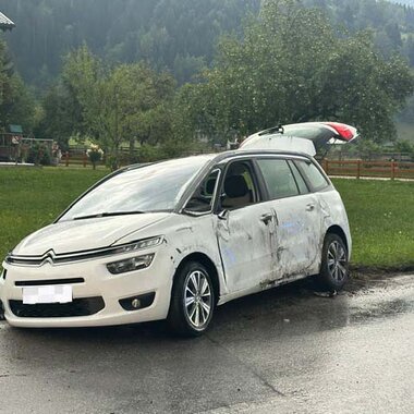 AUFRÄUMARBEITEN NACH VERKEHRSUNFALL