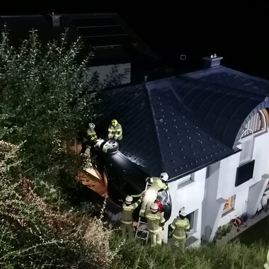 VERKEHRSUNFALL MIT EINGEKLEMMTER PERSON