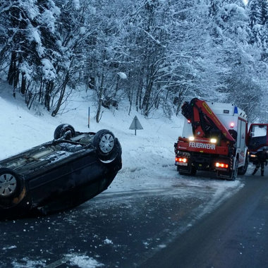 Aufräumarbeiten nach Verkehrsunfall