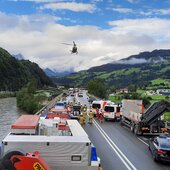 VERKEHRSUNFALL MIT EINGEKLEMMTER PERSON