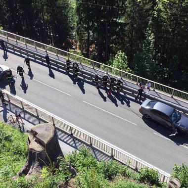 Aufräumarbeiten nach Verkehrsunfall