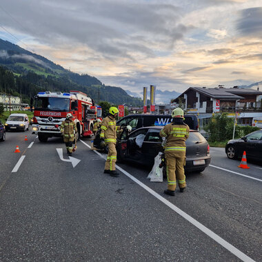 Aufräumen nach Verkehrsunfall B311