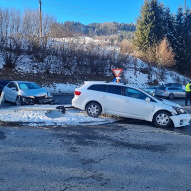 Aufräumen nach Verkehrsunfall B311