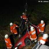 Fahrzeug von Straße abgekommen