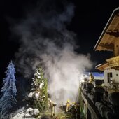 BRAND EINER HOLZHÜTTE NEBEN WOHNHAUS