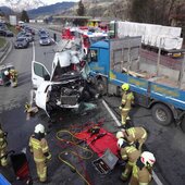 Schwerer Verkehrsunfall mit eingeklemmter Person