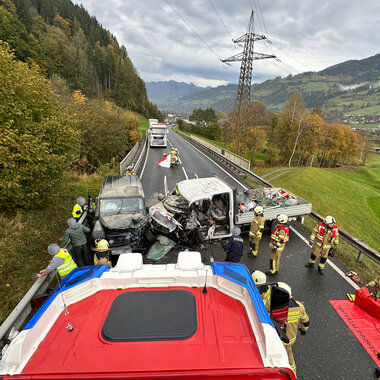 VERKEHRSUNFALL MIT EINGEKLEMMTER PERSON