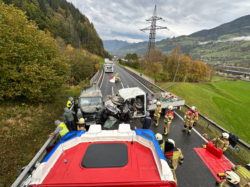 VERKEHRSUNFALL MIT EINGEKLEMMTER PERSON