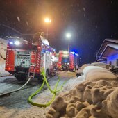 BRAND EINER HOLZHÜTTE NEBEN WOHNHAUS