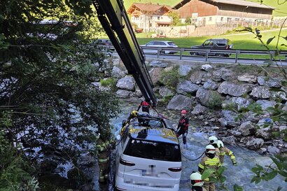 VERKEHRSUNFALL MIT EINGEKLEMMTER PERSON
