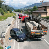 VERKEHRSUNFALL MIT EINGEKLEMMTER PERSON