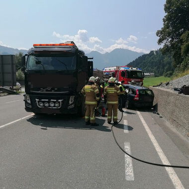 VERKEHRSUNFALL MIT EINGEKLEMMTER PERSON