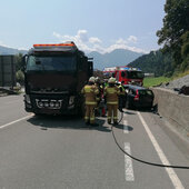 VERKEHRSUNFALL MIT EINGEKLEMMTER PERSON