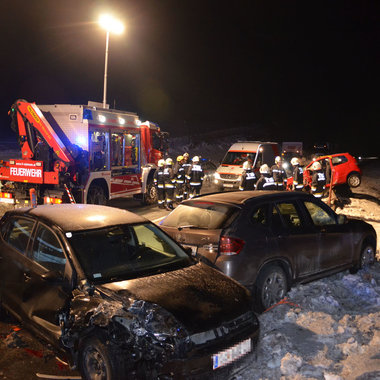 Verkehrsunfall mit eingeklemmter Person