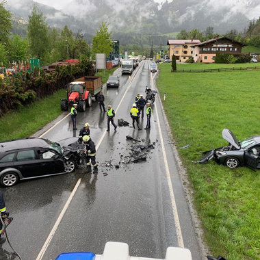 Aufräumarbeiten nach Verkehrsunfall