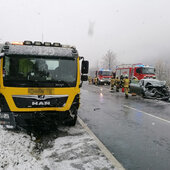 VERKEHRSUNFALL MIT EINGEKLEMMTER PERSON