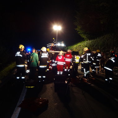 Verkehrsunfall mit eingeklemmter Person B163