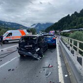 VERKEHRSUNFALL MIT EINGEKLEMMTER PERSON