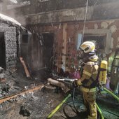 BRAND EINER HOLZHÜTTE NEBEN WOHNHAUS