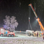 VERKEHRSUNFALL MIT EINGEKLEMMTER PERSON