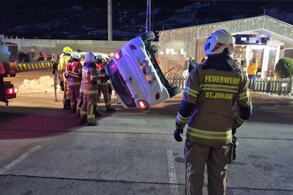 VERKEHRSUNFALL MIT EINGEKLEMMTER PERSON