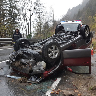 Aufräumarbeiten nach Verkehrsunfall