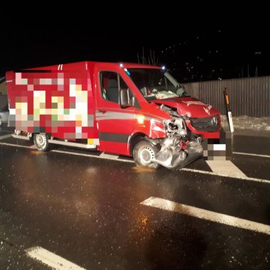 Aufräumarbeiten nach Verkehrsunfall